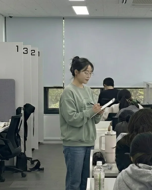 자리를 돌아보며 학생을 살피는 선생님